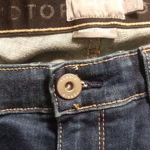 🎉HOST PICK🎉 Torrid High Rise Skinny Jean w/ Step Hem (10) - Picture 5 of 8